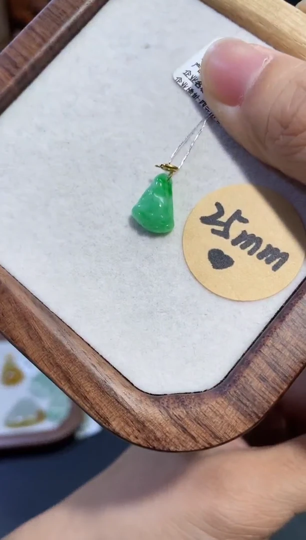 颈饰18K金镶嵌翡翠18K金镶嵌