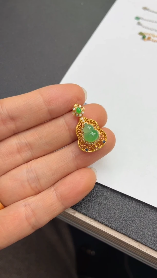 颈饰18K金镶嵌翡翠天然翡翠A货