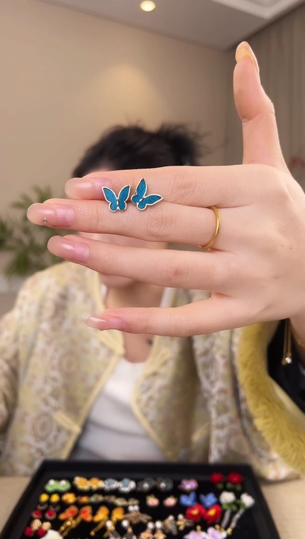 刺绣仿点翠蝴蝶耳钉