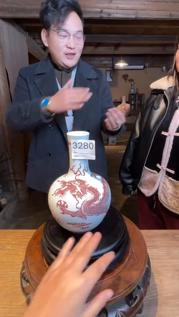 【闪购商品】瓷片景德镇陶瓷釉里红赏瓶3280