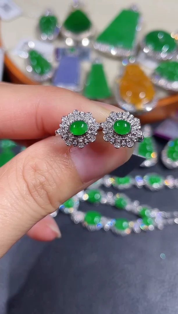 18K金镶嵌翡翠耳饰蛋面