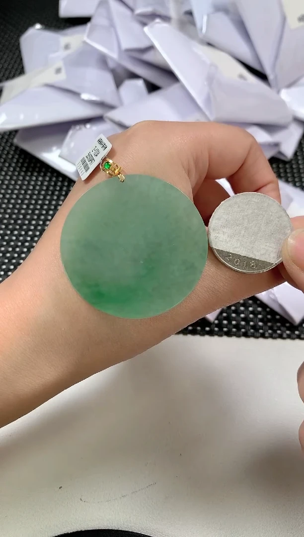 翡翠18K金镶嵌颈饰66
