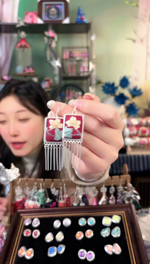 彩云南阁非遗老绣饰品640*