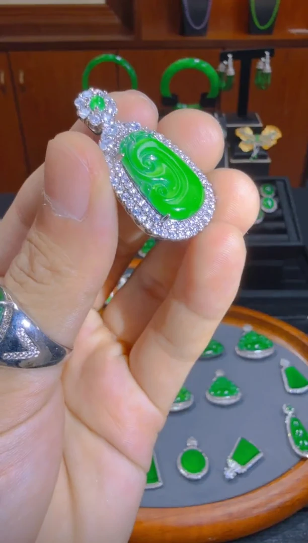 【闪购商品】翡翠吊坠(赠链)未镶嵌天然A货翡翠