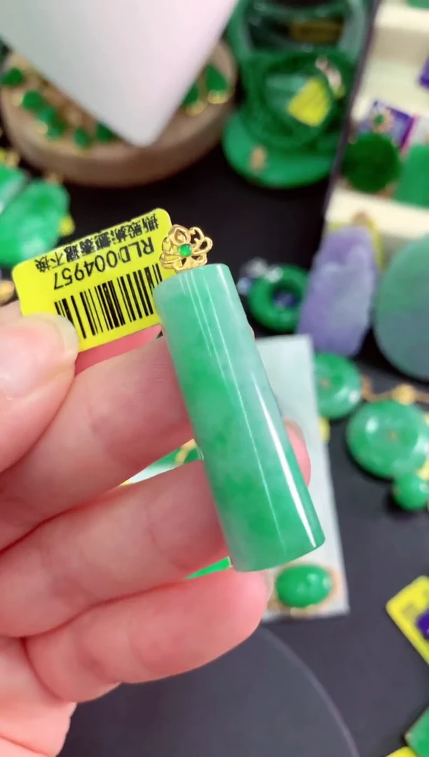 颈饰18K金镶嵌翡翠挂件
