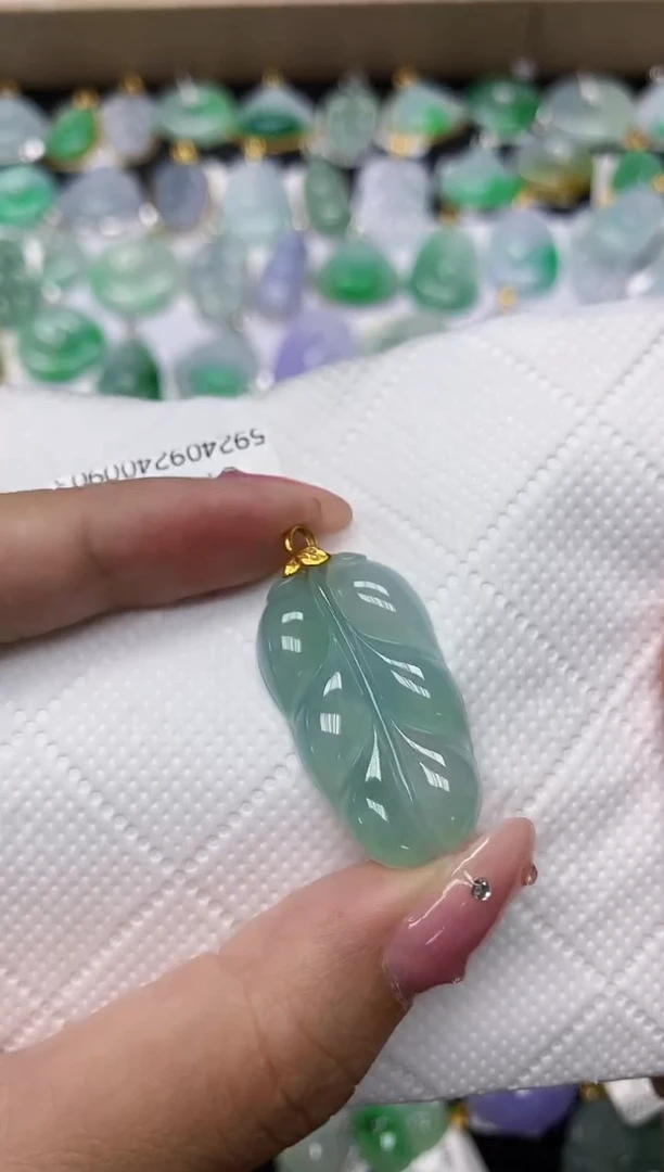 翡翠18K金镶嵌颈饰1111111111