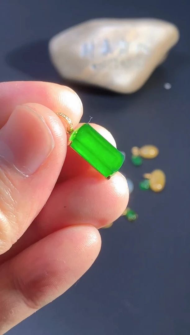 颈饰18K金镶嵌翡翠