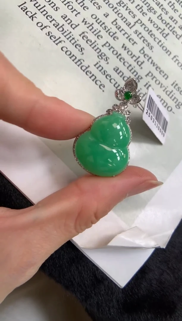 翡翠18K金镶嵌颈饰葫芦