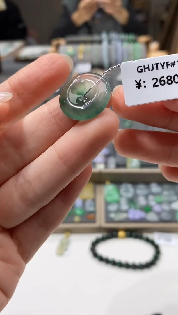 颈饰未镶嵌翡翠平安扣