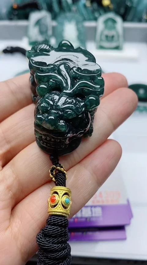 颈饰未镶嵌翡翠