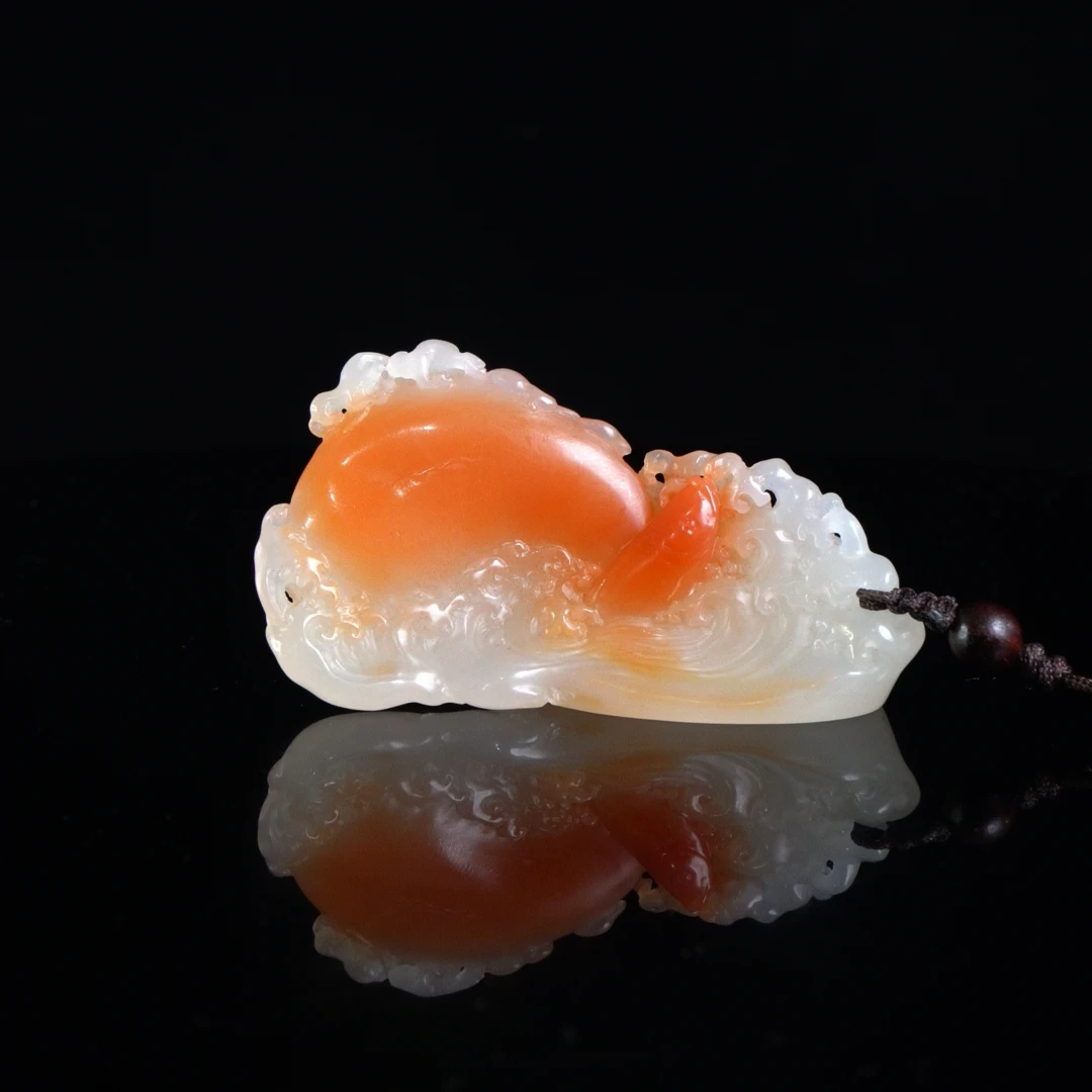 Lot.17.水洞高山鲤鱼卷浪手把件81.4克7.4x4.5x3.1cm，253