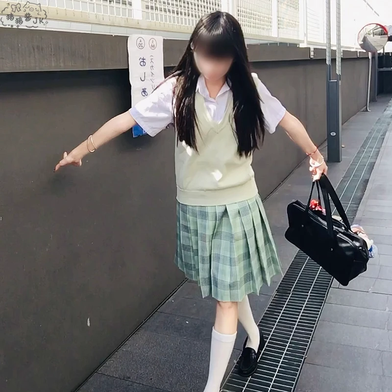 猪猪酱JK制服套头毛衣马甲叠穿秋冬日常百搭通勤校供感学生学院风