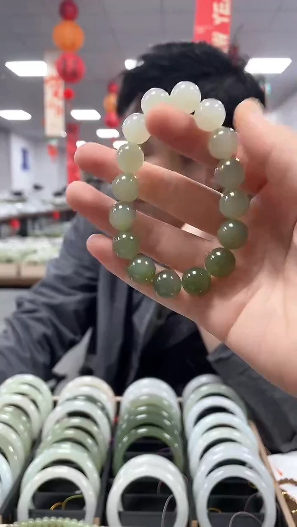 【闪购商品】和田玉手链未镶嵌高品湖水渐变卡12手串一条