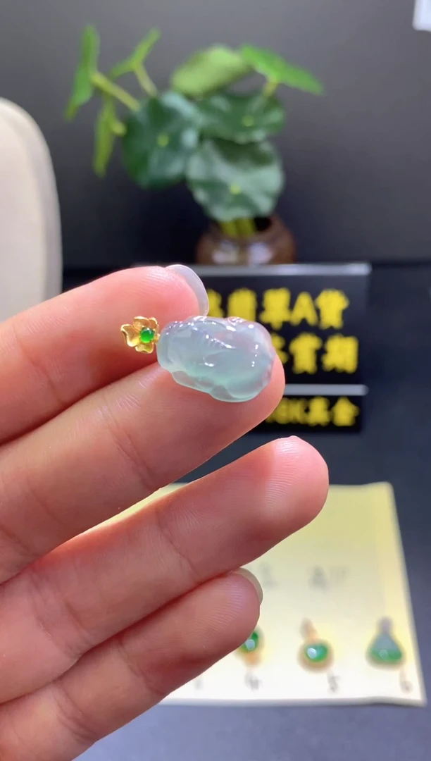 翡翠18K金镶嵌颈饰翡翠吊坠