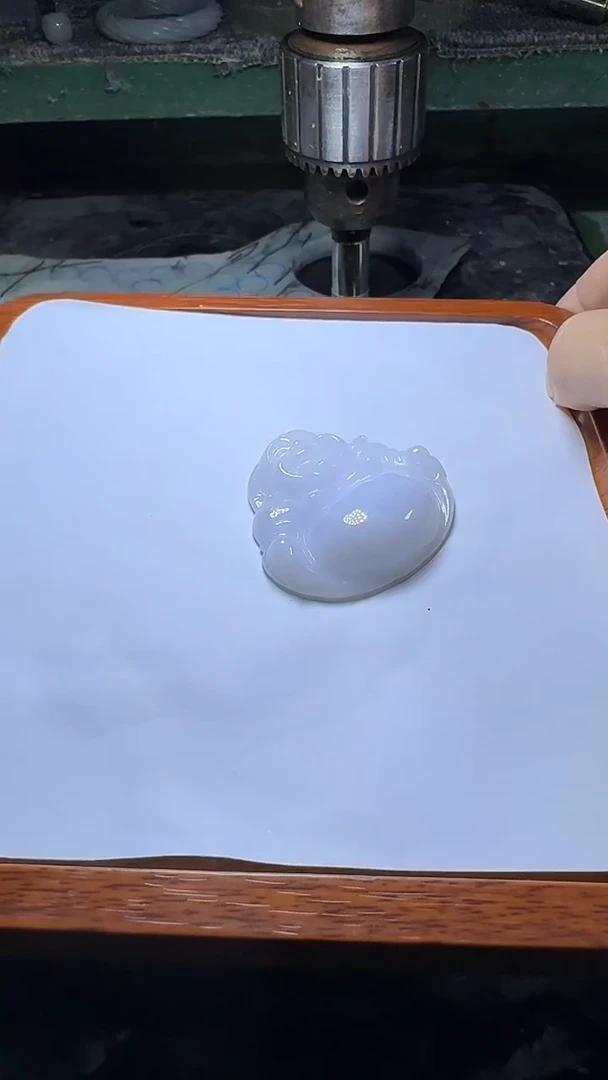 翡翠未镶嵌颈饰大佛公