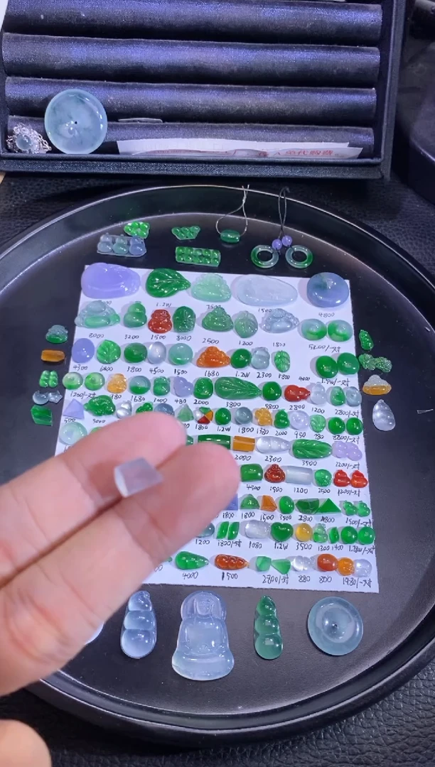 未镶嵌挂件翡翠切割