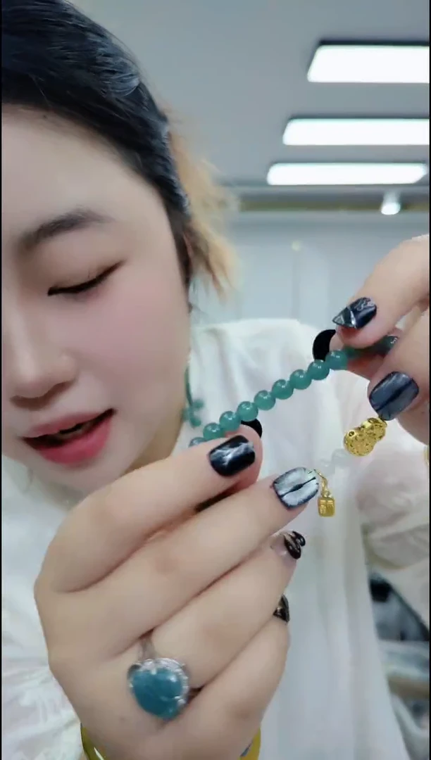 翡翠未镶嵌颈饰1011蓝水白手串