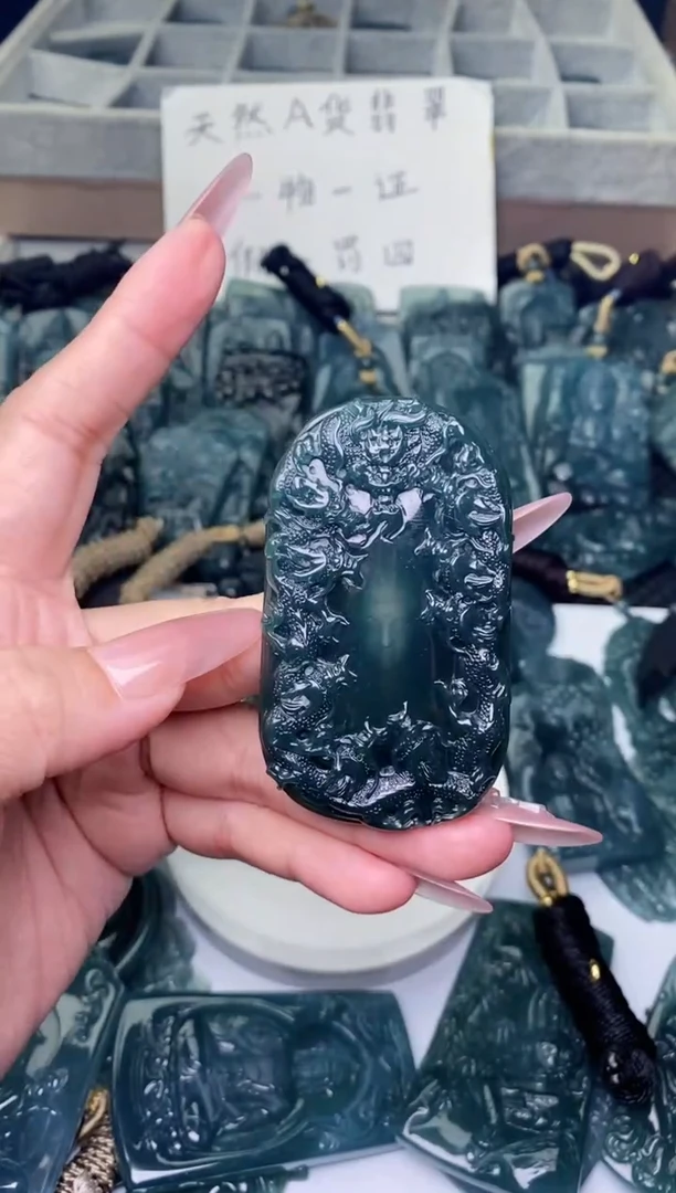 颈饰未镶嵌翡翠