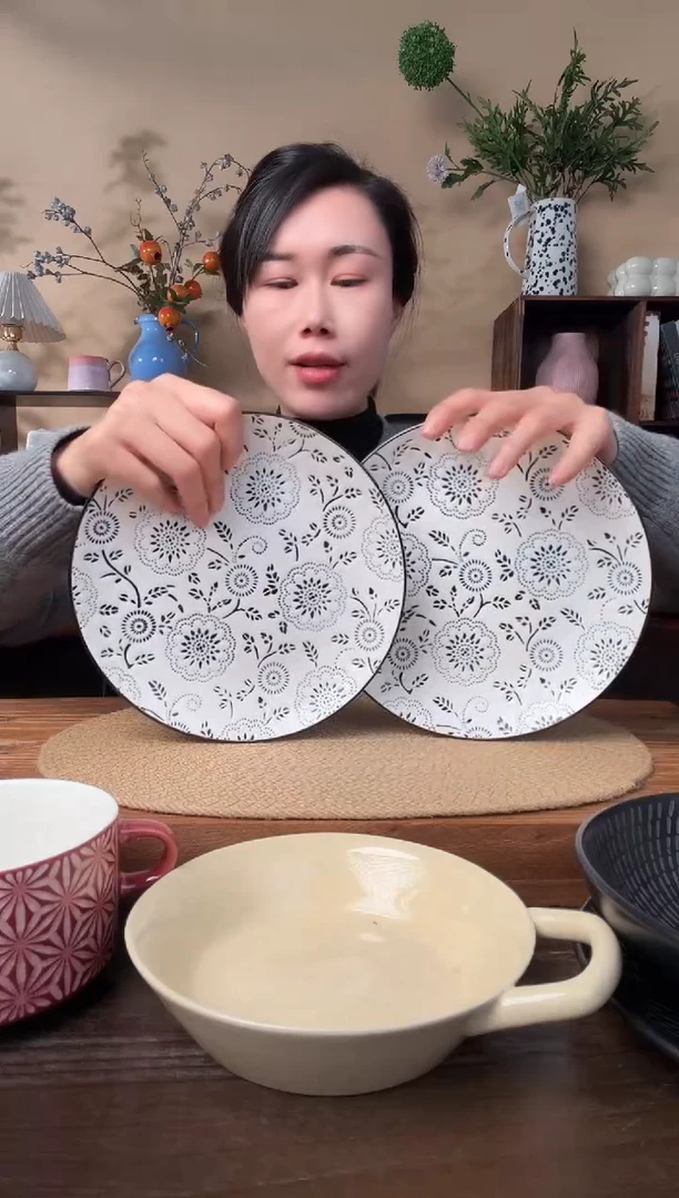 8.5英寸手绘花小盘2只微瑕