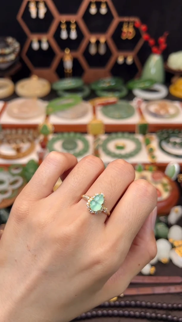 翡翠戒指18K金镶嵌福利