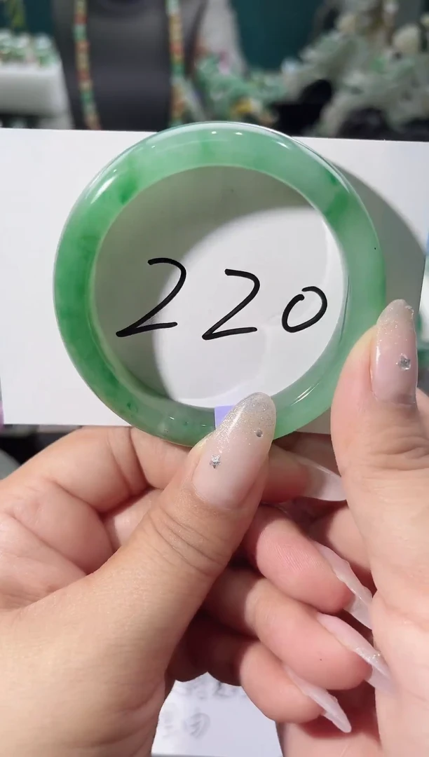 未镶嵌手镯石英质玉（非洲翠）手镯