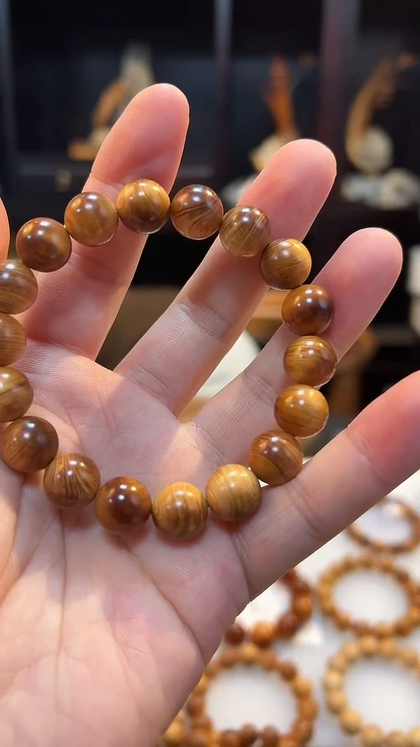 崖柏12沉水红油圆珠无礼盒