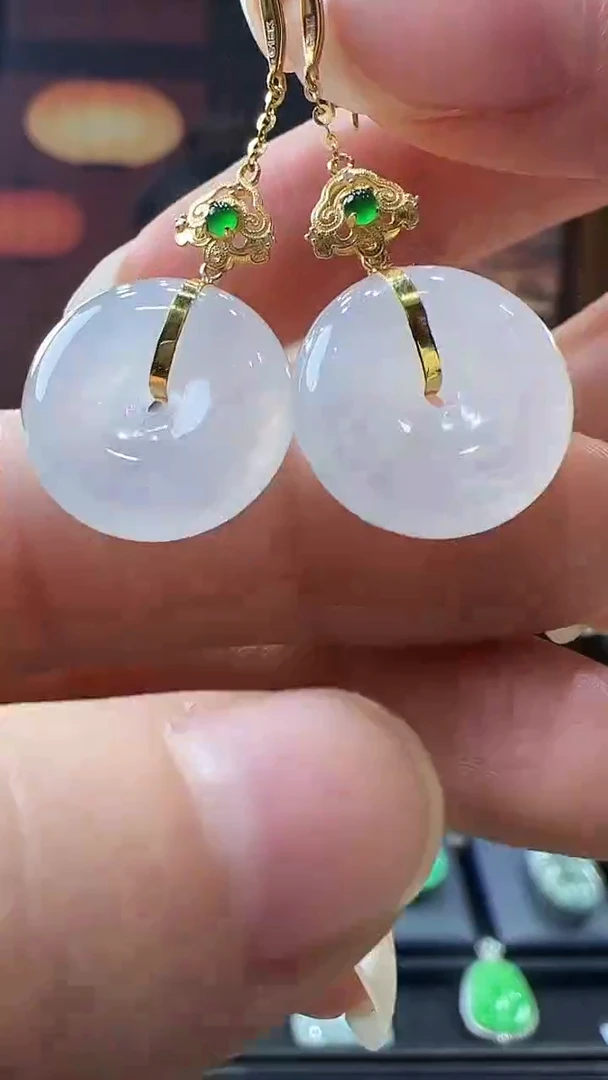 18K金镶嵌挂件翡翠耳扣