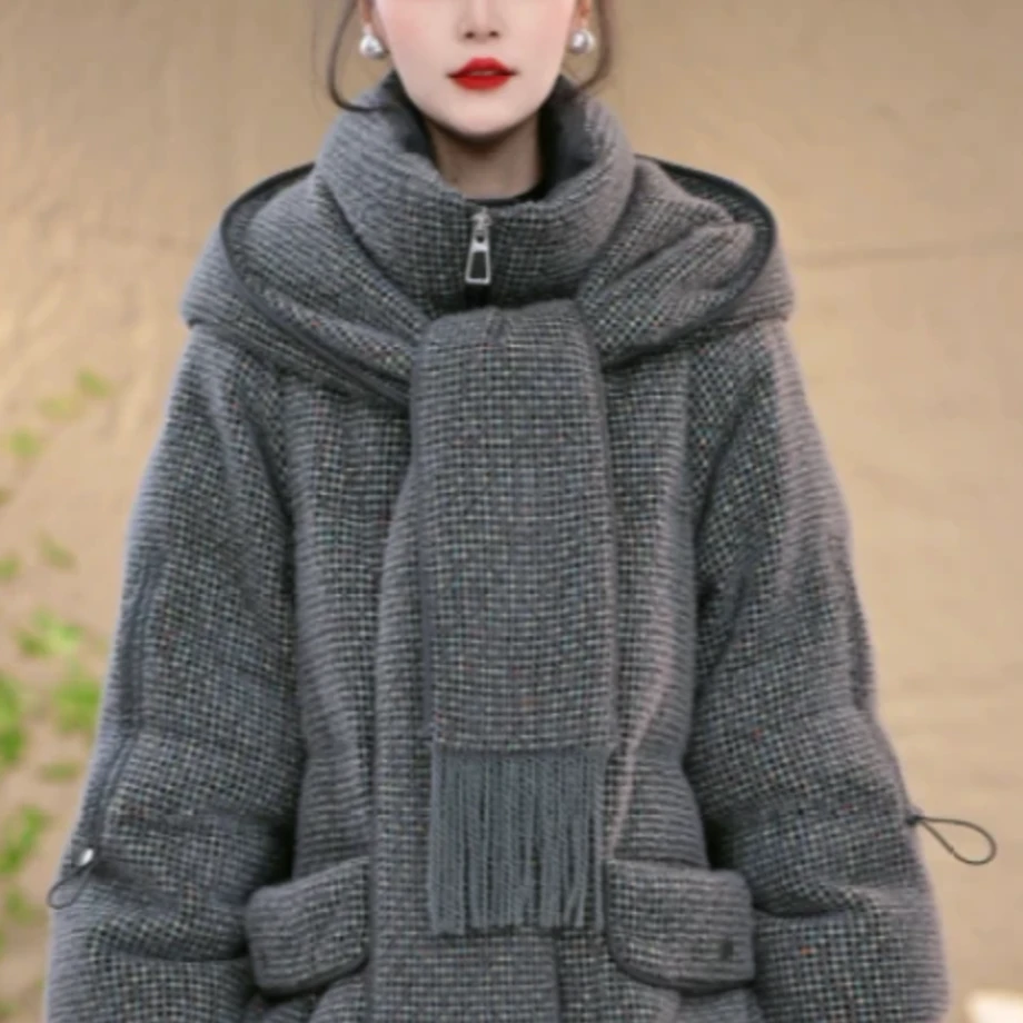 【现货】艾娜2025冬季新款时尚百搭轻奢高级感围巾领大码保暖羽绒服