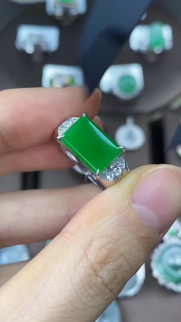 【闪购商品】翡翠戒指18K金镶嵌翡翠戒指