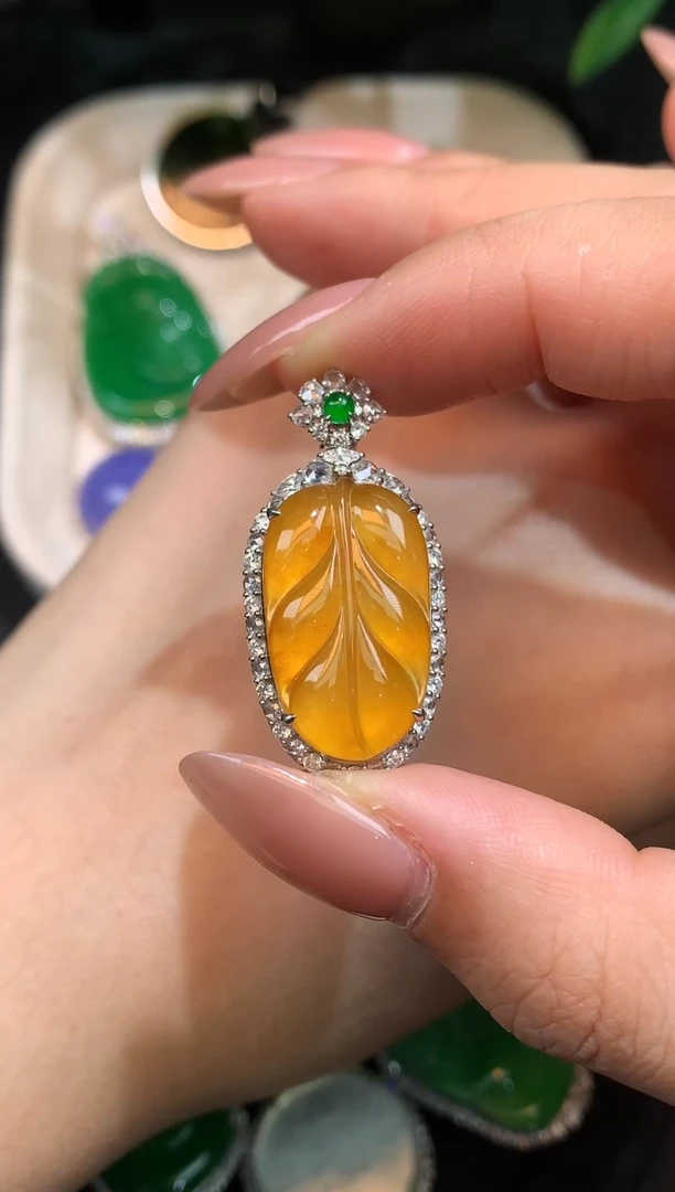 颈饰18K金镶嵌翡翠叶子