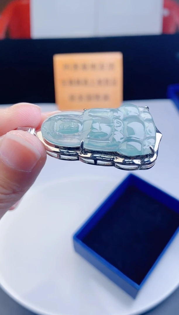 颈饰未镶嵌翡翠