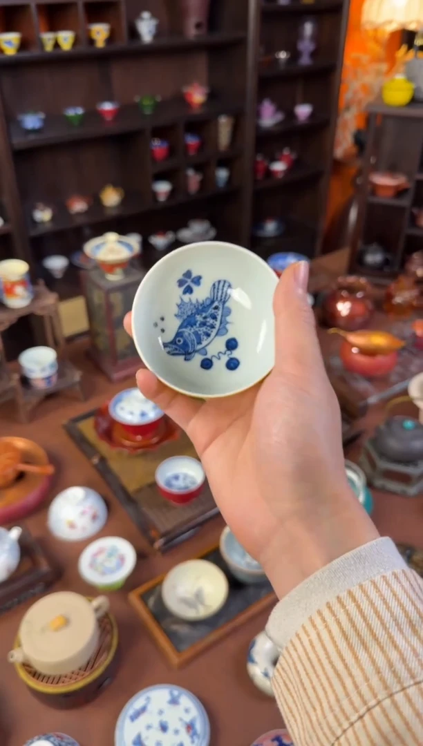 景德镇黄地内绘鱼藻纹杯