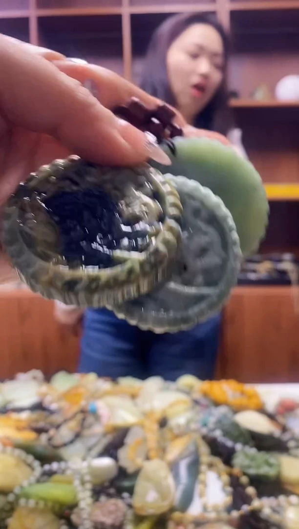 未镶嵌蛇纹石玉吊坠多样性发其中之一