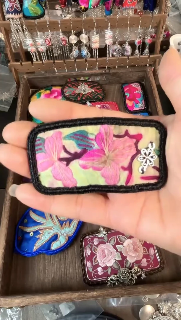 彩云南阁非遗老绣饰品684