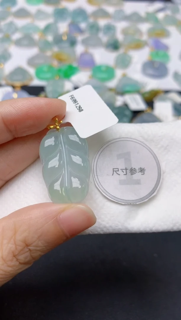 翡翠18K金镶嵌颈饰天然缅甸A货翡翠