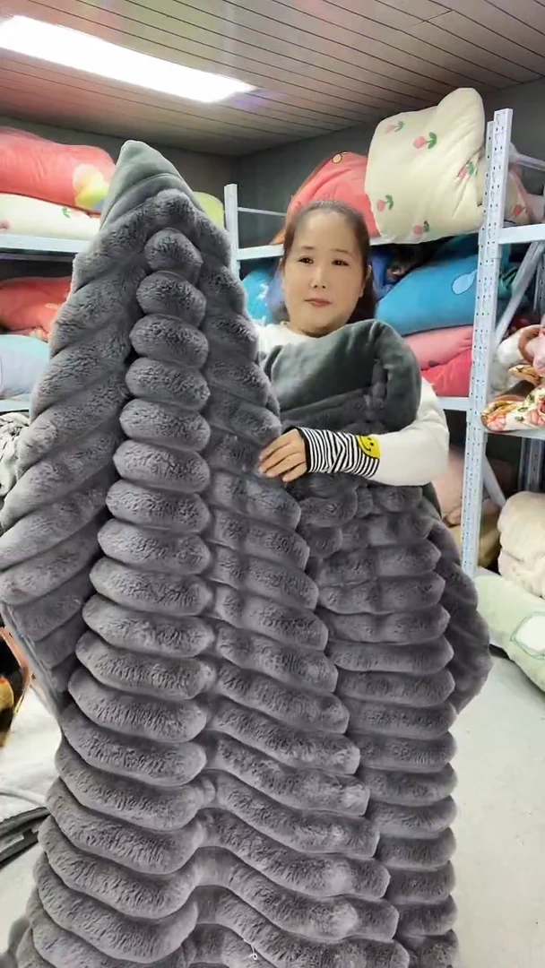 牛奶绒200+230仿兔毛。被子