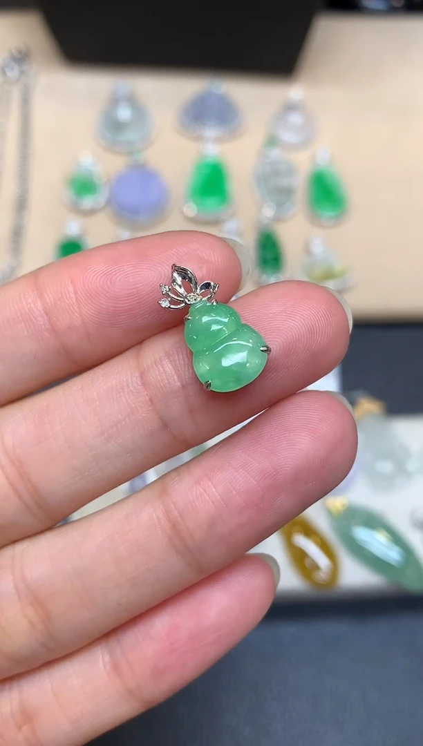 颈饰18K金镶嵌翡翠葫芦【无服务费