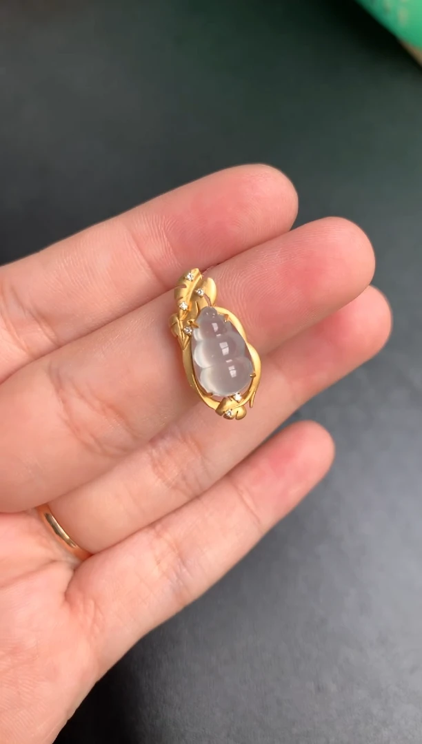 18K金镶嵌挂件翡翠一