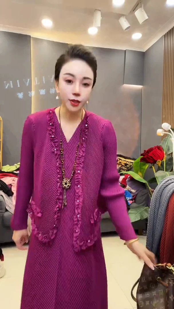 聚酯纤维（涤纶）梅子色   套装