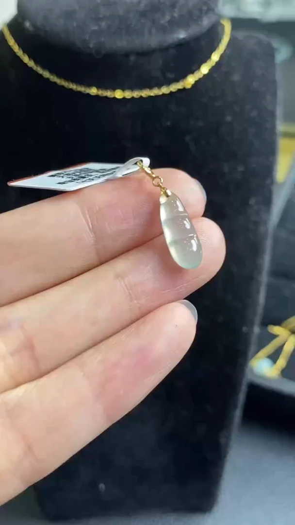 翡翠18K金镶嵌颈饰吊坠