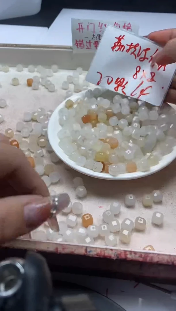 【闪购商品】玛瑙/玉髓颈饰未镶嵌w2181荔枝冻方块8mm*20颗