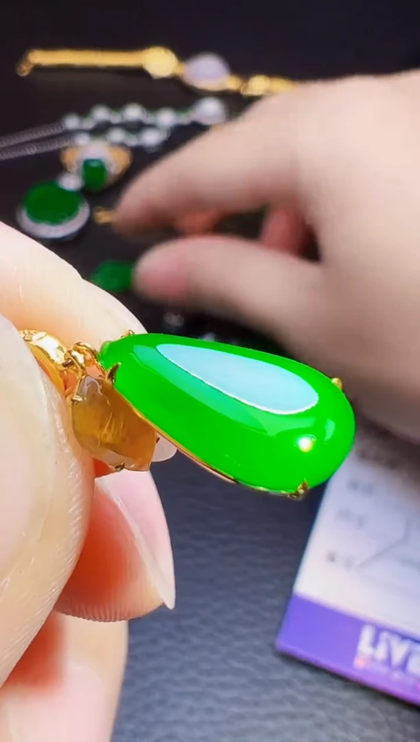 颈饰18K金镶嵌翡翠爱**渝翡翠