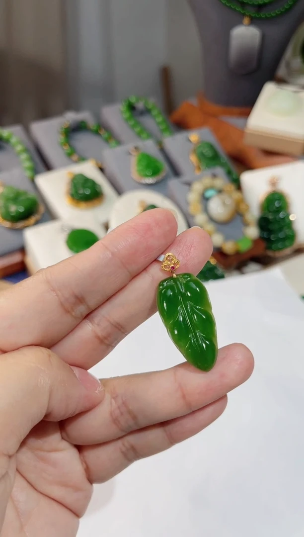 吊坠(不含链)18K金镶嵌和田玉叶子