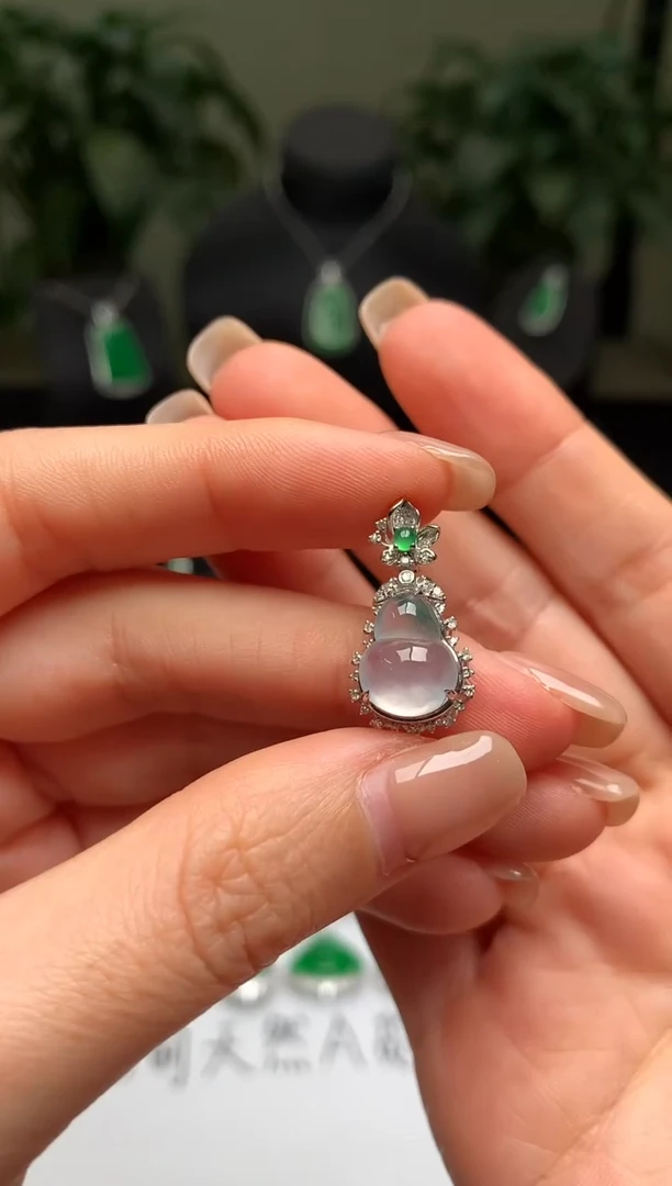 颈饰18K金镶嵌翡翠葫芦