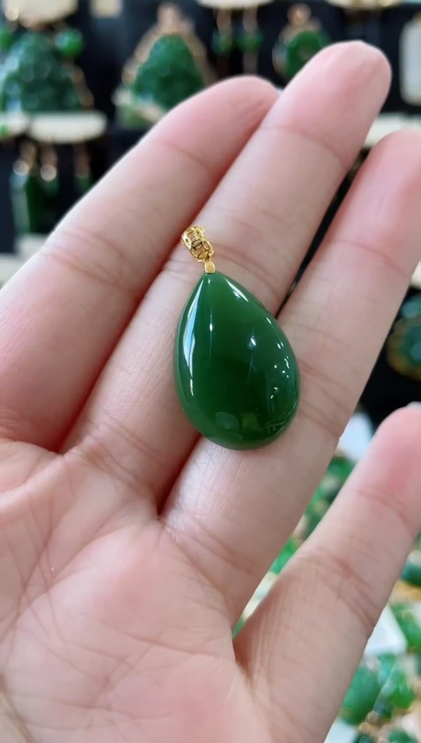 颈饰18K金镶嵌和田玉（碧玉）水滴