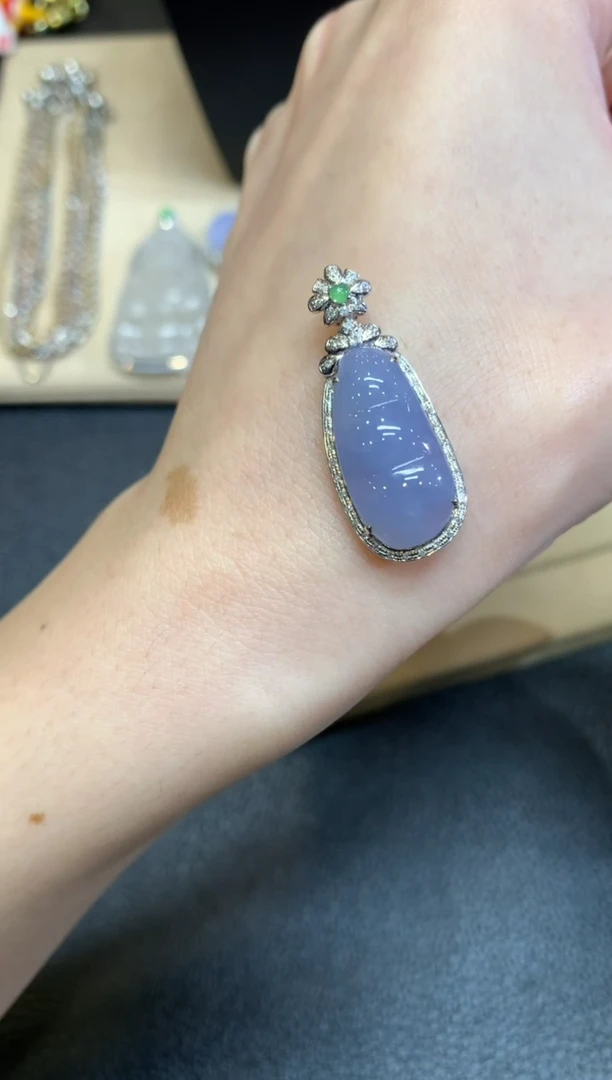 【闪购商品】翡翠颈饰18K金镶嵌福豆【无服务费】