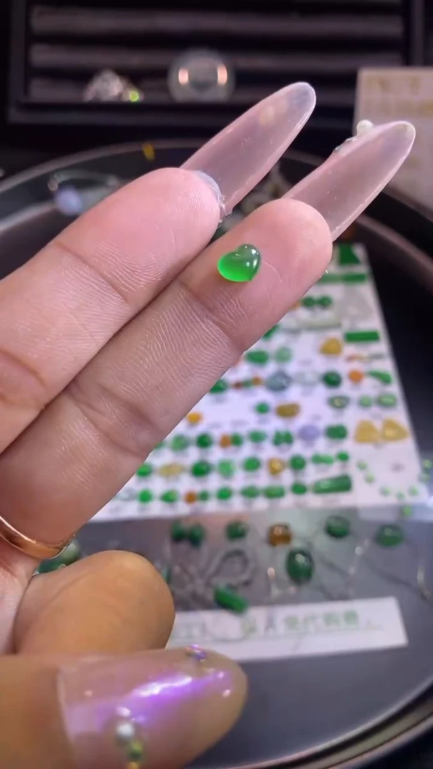 翡翠挂件未镶嵌爱心