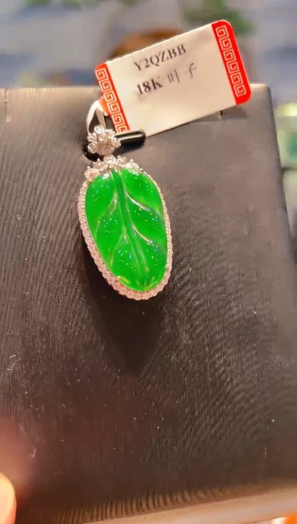 翡翠18K金镶嵌颈饰翡翠A15