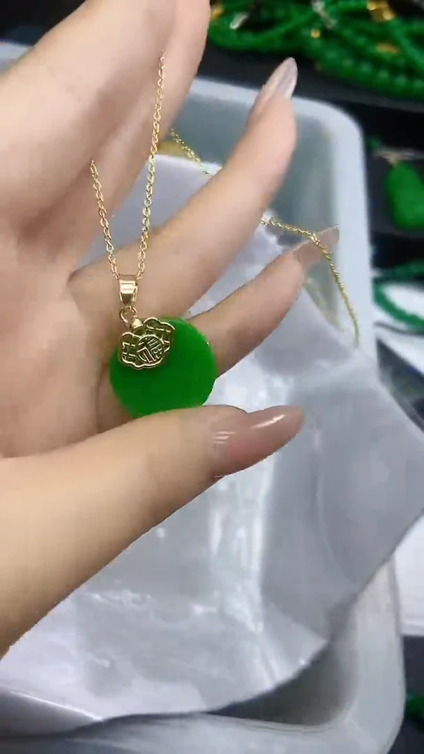 吊坠(赠链)未镶嵌翡翠翡翠满绿圆牌吊坠H175