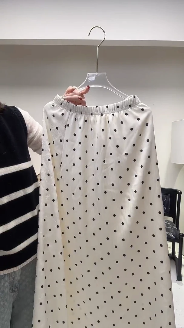 白色波点长裙